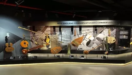 New England Konservatuvarı Dr. Hüseyin Parkan Sanlıkol Müzik Enstrümanları Müzesi Görsel