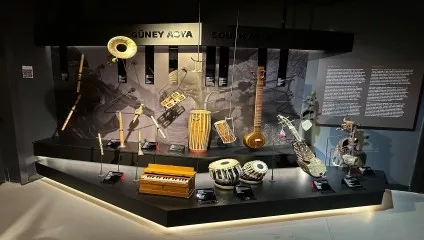 Güney Asya Dr. Hüseyin Parkan Sanlıkol Müzik Enstrümanları Müzesi Görsel